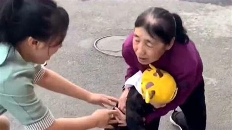 妈妈下班路上碰见孩子，本想过去抱一抱，奶奶下意识的反应让人泪目！_腾讯视频