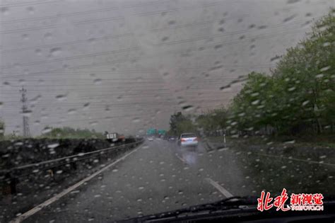北京今晨大雨突袭三预警齐发 今日外出需防风防雨防雷电 | 北晚新视觉