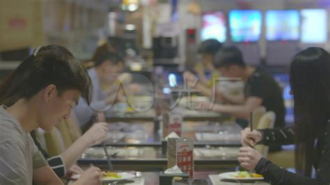 在餐厅享受美食的二个女孩高清图片下载-正版图片502097851-摄图网