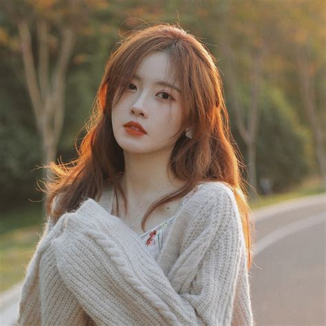 梨涡浅笑甜美女生头像