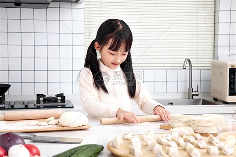 孩子学包水饺擀面皮高清图片下载-正版图片501800006-摄图网