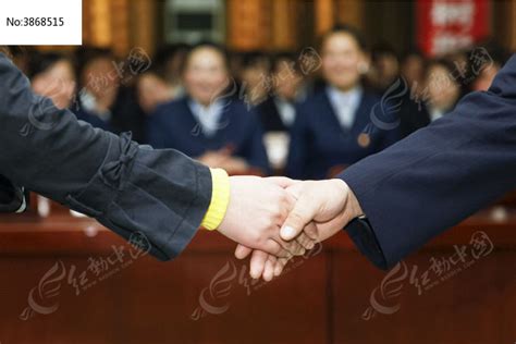 商业合作与握手图片_自信成功的两位商人握手素材_高清图片_摄影照片_寻图免费打包下载