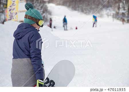 スノーボードを持って歩く女性の写真素材 [47011935] - PIXTA