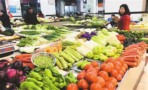 菜市场怎样摆菜,卖菜摊位怎么摆放蔬菜,蔬菜台子图片_大山谷图库