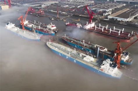 江南造船交付15000TEU双燃料超大型集装箱船