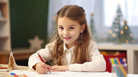 坐在书桌前的小女孩高清图片下载-正版图片600164158-摄图网