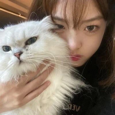 温柔女生抱着动物头像