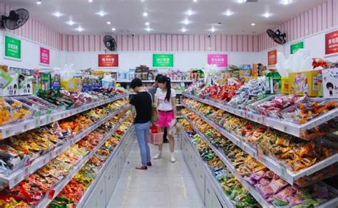 重庆社区超市生活物资充足 民众戴口罩出行选购