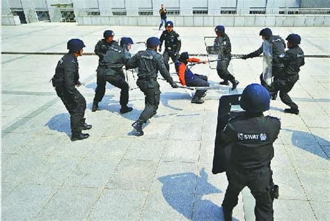 济南特警防暴恐实战演练 "歹徒"被当场击毙_山东频道_凤凰网