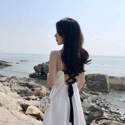 甜美女生露后背头像动漫