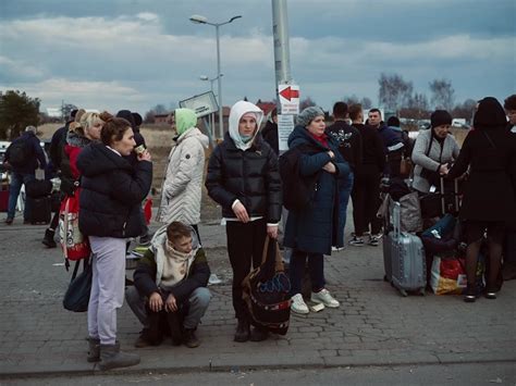 直击波乌边境现状：难民通过波兰边境 排队时间长达30小时|波兰|乌克兰|难民_新浪新闻