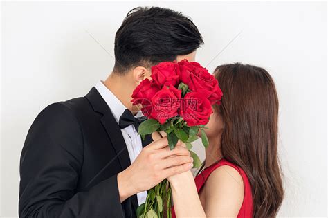 情人节男生送女生玫瑰花亲吻高清图片下载-正版图片501549455-摄图网