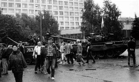 苏联解体前的八一九事件是怎么回事？70张老照片回顾离奇的3天