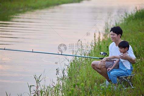 年轻爸爸带着儿子户外钓鱼高清图片下载-正版图片501772382-摄图网