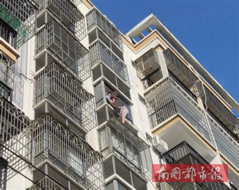 文昌一女子站在七楼窗外，意欲轻生！公安消防紧急救援