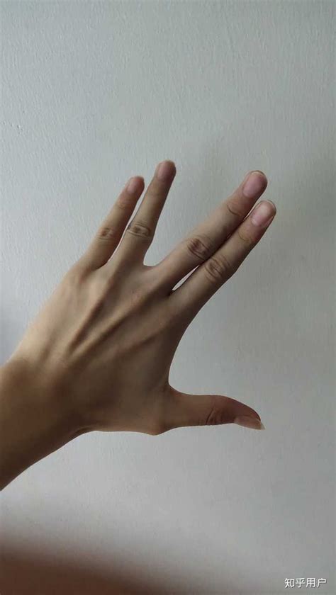 中指和无名指分开的手势是什么意思？ - 知乎