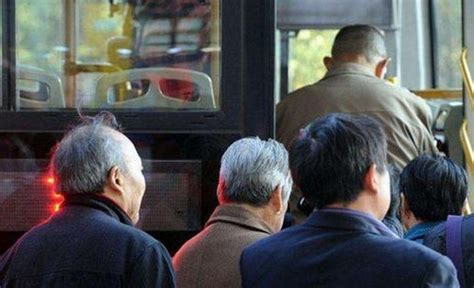 老汉一言不合推搡打骂女乘客 公交司机报警遭暴打 -新闻中心-杭州网