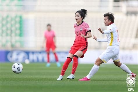 韩国女足中场李玟娥，成亚洲最美女足，曾与赵丽娜发生冲突_比赛