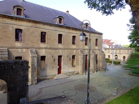 Photo à Longwy (54400) : Citadelle Vauban : les bâtiments - Longwy ...