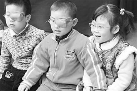 为什么有些儿童戴眼镜时，有一只眼睛要用布遮住？|弱视|眼镜|视力_新浪新闻
