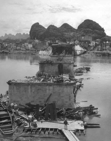 80年代的桂林老照片，当时撑着竹筏用鱼鹰捕鱼的场景现在几乎消失