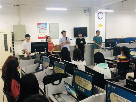 建筑学院学生正在进行广联达软件实训-咸阳职业技术学院建筑工程学院