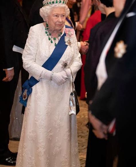 伊丽莎白红唇烈焰拍肖像照，94岁戴皇冠穿刺绣裙，这才是真女王