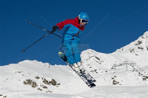 今年超火的16个滑雪服品牌，专业时髦又好看！_凤凰网