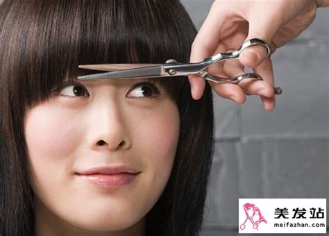 在家自己怎么剪刘海 自己剪刘海最简单方法_刘海发型 - 美发站