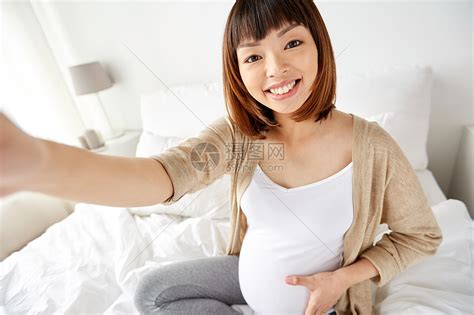怀孕人们的孕妇家里睡觉自拍孕妇家床上自拍高清图片下载-正版图片300121089-摄图网