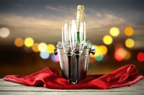 香槟酒图片-两杯香槟酒与灯光背景素材-高清图片-摄影照片-寻图免费打包下载