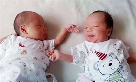 龙凤胎宝宝端午出生，父亲为他们取名“午午”“康康”_凤凰网