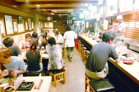 黑暗中放射温暖光芒 日本深夜食堂充满怀旧味