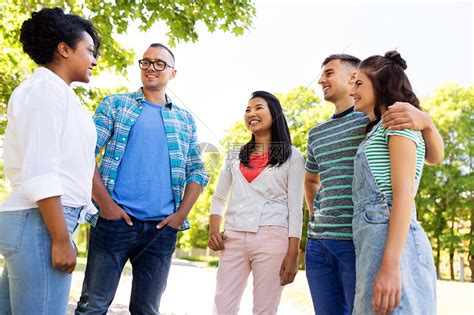 一群微笑的青少年站在户外友谊概念高清图片下载-正版图片504825268-摄图网