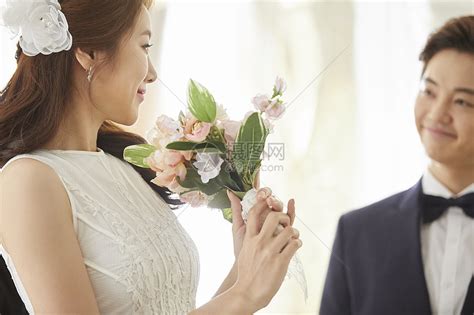 婚纱店内整理婚纱的婚礼策划师形象高清图片下载-正版图片502044489-摄图网