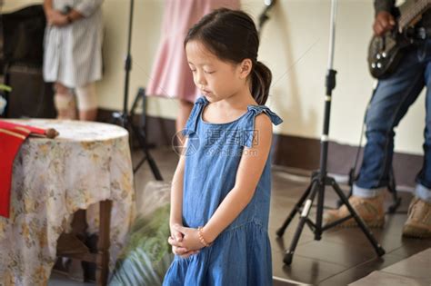 宗教基督女孩在堂祷告手精神肖像高清图片下载-正版图片307599384-摄图网