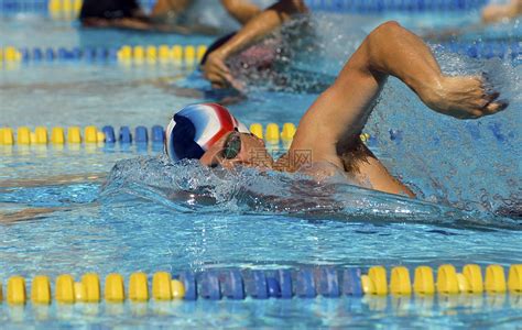 男性游泳运动员与背景中的其他参与者竞争游泳比赛高清图片下载-正版图片321833851-摄图网