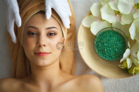 皮肤和身体护理一名年轻女子在美容院接受水疗护理的特写镜头水疗面部按摩面部美容治高清图片下载-正版图片505188337-摄图网