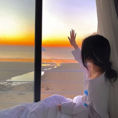 女生头像月亮背影温柔