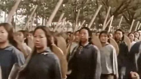 真实影像：1970年知青“上山下乡”，喊着响亮的口号下地干活