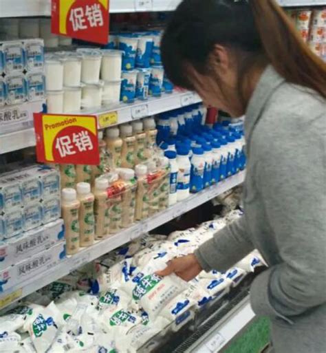 陋巷中的牛奶便利店，乳品售价只要超市的一半|界面新闻