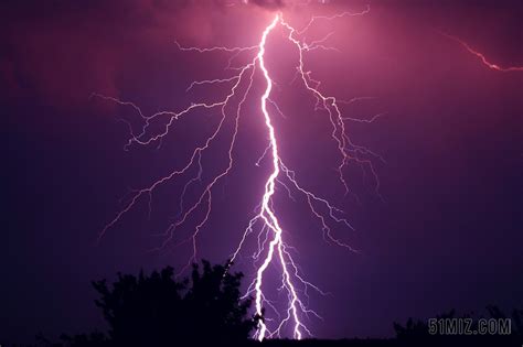 一个从天到地的强大闪电直达天空紫色的到闪光高清图片下载-正版图片307558878-摄图网