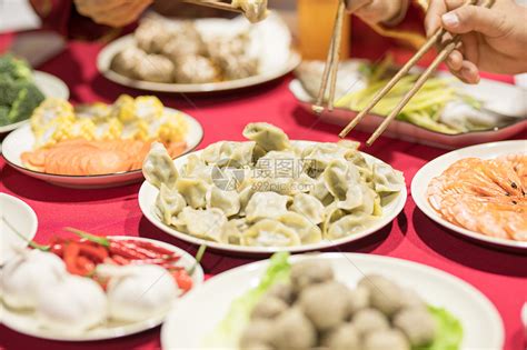 年夜饭团圆饭吃饺子特写高清图片下载-正版图片500771639-摄图网