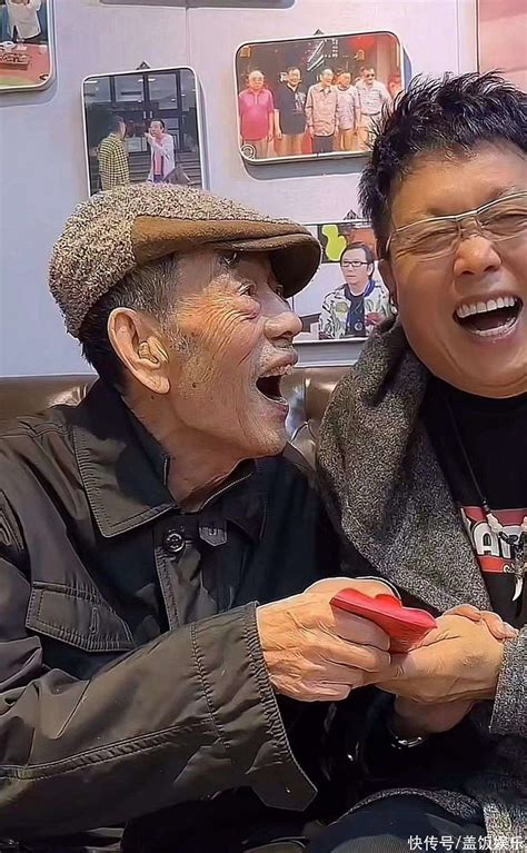 92岁杨少华有多想找老伴？听到相亲对象来了，瞬间从床上弹了起来_腾讯视频