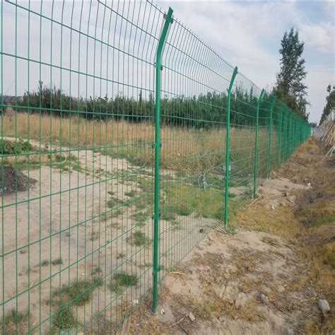 三角电焊网围栏 - 公路边坡防护网,声屏障,护栏,围网,栅栏