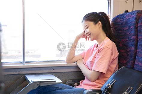 青年女性坐在高铁上高清图片下载-正版图片501426307-摄图网