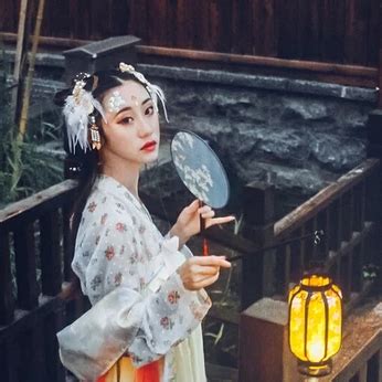 古风持刀头像女生真人版