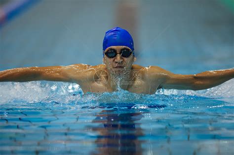 青年男子游泳成人蓝色力量乐趣锻炼控制中风娱乐水池游泳者高清图片下载-正版图片321778035-摄图网