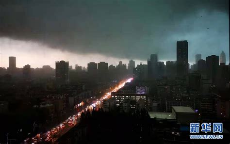四川南充上空电闪雷鸣 场面十分震撼-图片-中国天气网