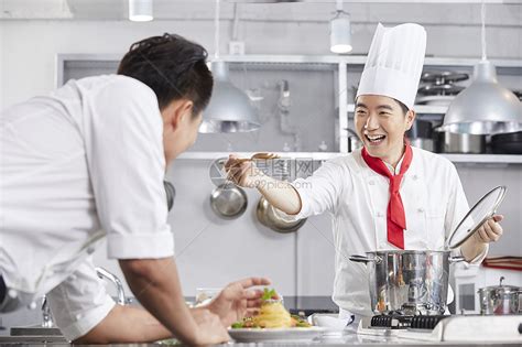 行业秘密: 为什么厨师用勺子炒菜, 而不是用锅铲子?